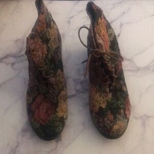 Vintage Rare Floral Upholstery Diba Lace Up Chunky Heel Boots